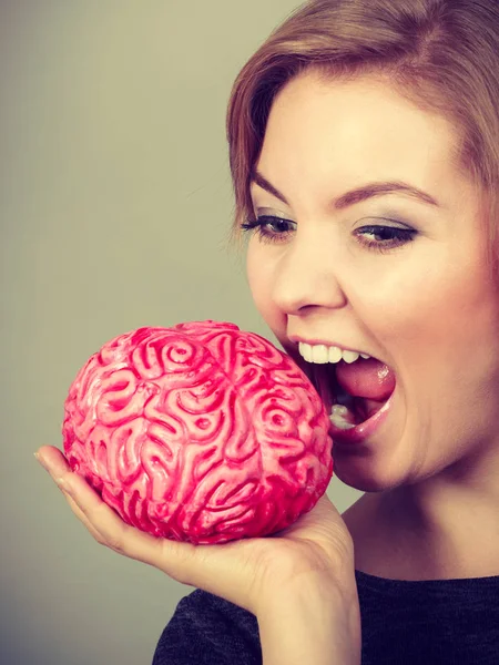 Loca mujer sosteniendo el cerebro con ganas de comerlo — Foto de Stock