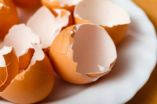 Veel lege gebarsten eierschalen — Stockfoto
