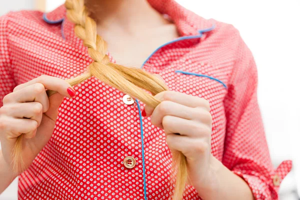 Närbild av kvinna gör flätan på blonda hår — Stockfoto