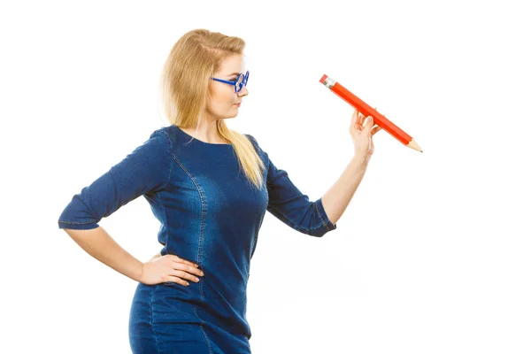 Позитивна жінка тримає великий олівець в руці — стокове фото