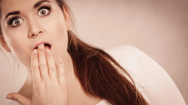 Потрясенная удивленная женщина, закрывающая рот руками — стоковое фото