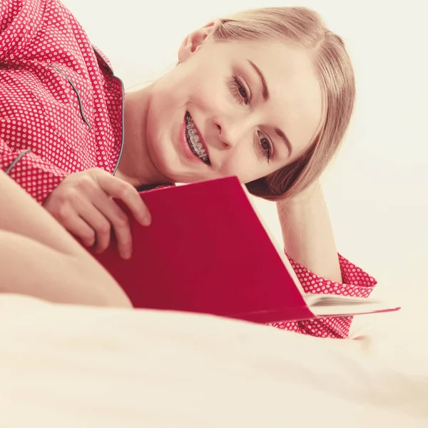 Donna rilassante a letto lettura libro — Foto Stock