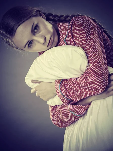Ledsen deprimerad flicka i sängen gripande kudde — Stockfoto
