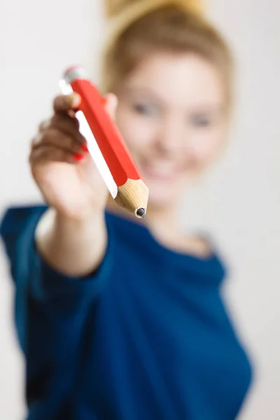 Glückliche Frau hält großen Bleistift in der Hand — Stockfoto