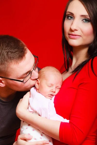 Noworodka na klatce piersiowej matki ojciec dziecka Całowanie — Zdjęcie stockowe