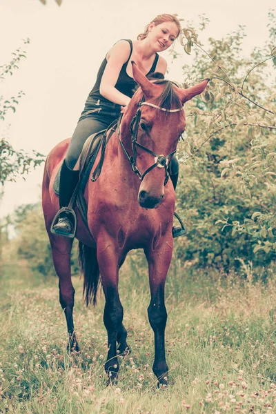 Mladá žena objímala a vyklonil se z domu — Stock fotografie