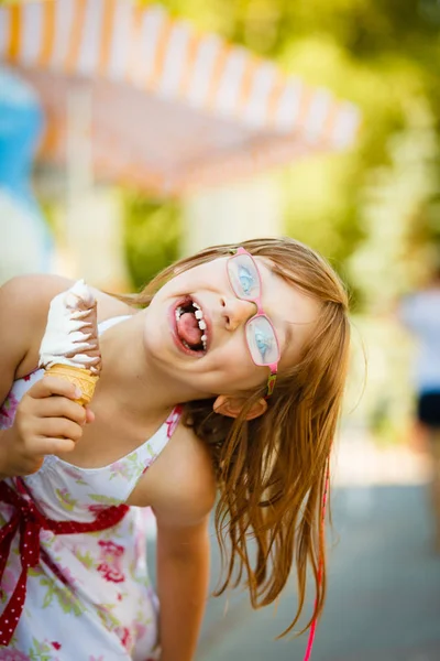 Тодлер дівчина в окулярах їсть морозиво — стокове фото