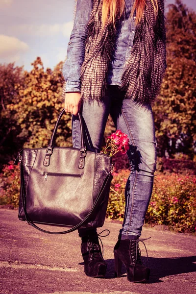 Woman spends time in park outdoor. — Stock Photo, Image