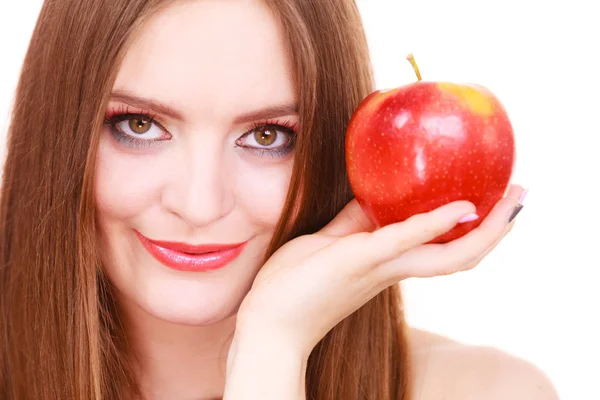 Mujer encantadora chica colorido maquillaje sostiene fruta de manzana — Foto de Stock