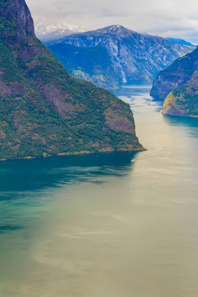 Syn på fjordarna på Stegastein viewpoint i Norge — Stockfoto