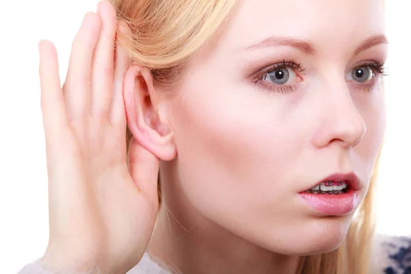Mulher ouvindo com atenção com a mão perto da orelha — Fotografia de Stock