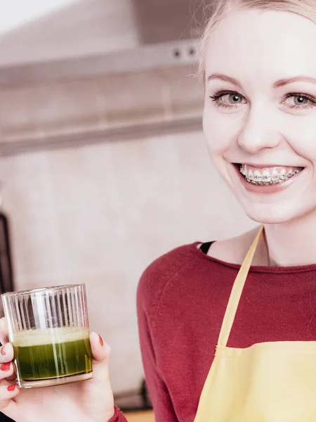 Frau in Küche mit Gemüse-Smoothie-Saft — Stockfoto