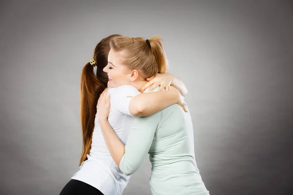 Dos amigas felices mujeres abrazándose — Foto de Stock