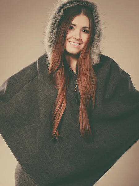 Mujer feliz usando poncho oscuro con capucha — Foto de Stock