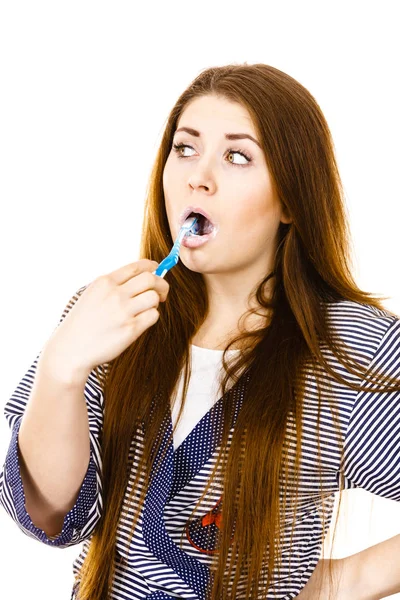 Frau putzt Zähne. — Stockfoto