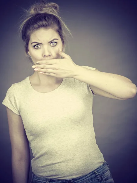 Γυναίκα που καλύπτουν το στόμα με το χέρι — Φωτογραφία Αρχείου