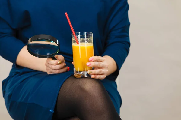 Kobieta trzyma świeży sok pomarańczowy — Zdjęcie stockowe