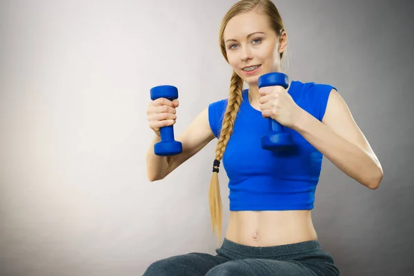 Teenage woman working out at home with dumbbell — Stock Photo, Image