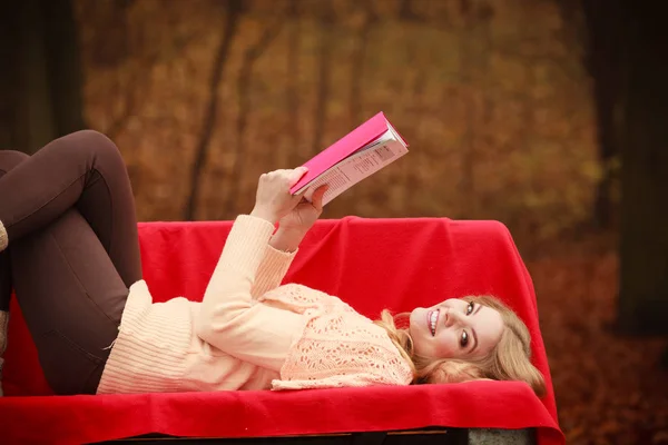 Blond lady liggande på bänken. — Stockfoto