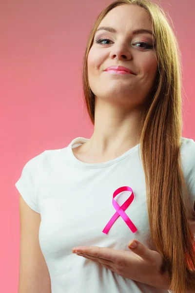 Mujer wih cinta de cáncer rosa en el pecho —  Fotos de Stock