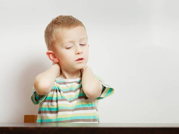 Gelukkig kind jongen op zoek direct naar de camera — Stockfoto