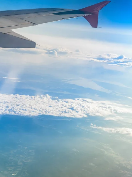 Nuvens brancas bonitas e céu azul de avião — Fotografia de Stock