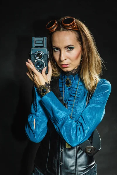 Жінка з камерою в стилі стімпанк — стокове фото