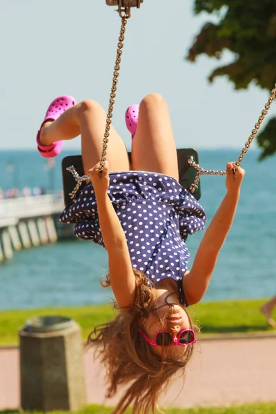 Brincalhão menina louca no balanço . — Fotografia de Stock