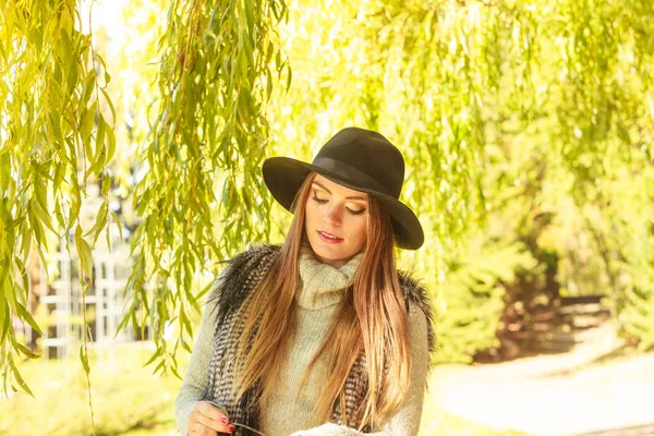 Retrato de mujer de belleza al aire libre — Foto de Stock