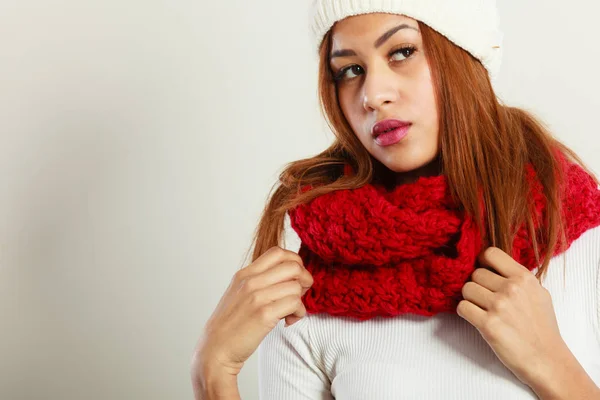 Mulato mujer usando ropa de invierno caliente —  Fotos de Stock