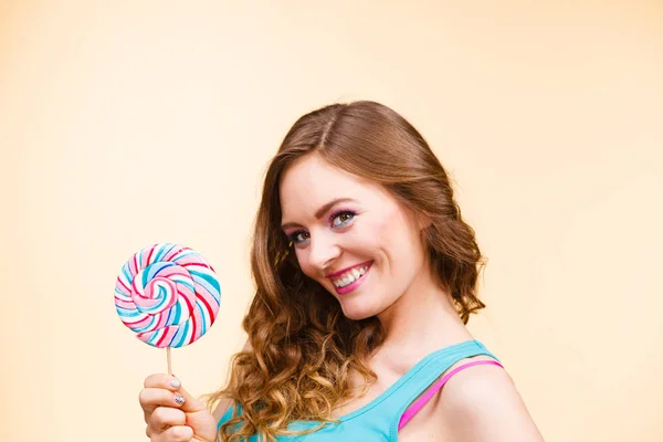 Žena radostné dívka s lollipop candy — Stock fotografie