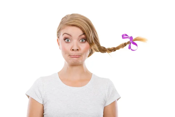 Adolescente menina no cabelo trança fazendo cara engraçada — Fotografia de Stock