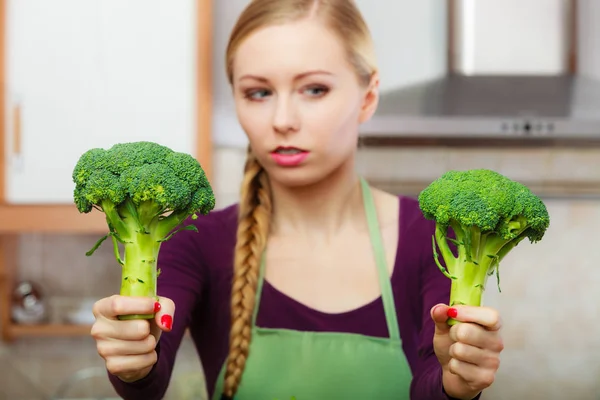 Kobieta w kuchni z zielonych Brokuł świeży — Zdjęcie stockowe