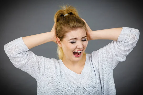 Olycklig kvinna skriker och skriker i smärta — Stockfoto