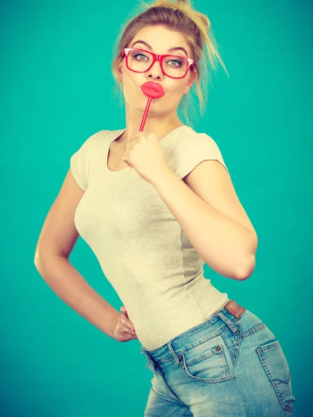 Mujer feliz sosteniendo labios falsos en palo —  Fotos de Stock