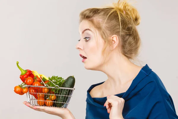 Donna con verdure, espressione del viso scioccata — Foto Stock