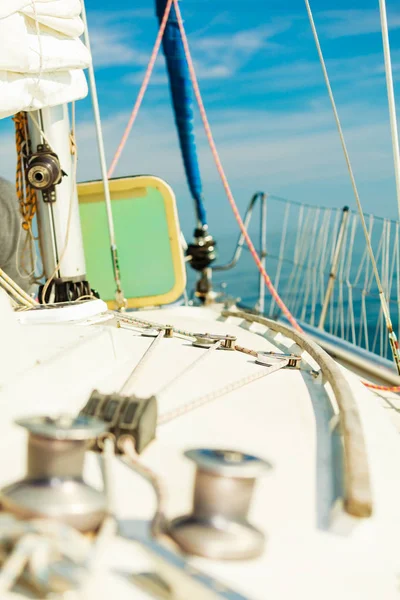 Yacht drivrullen på segelbåt under kryssning — Stockfoto