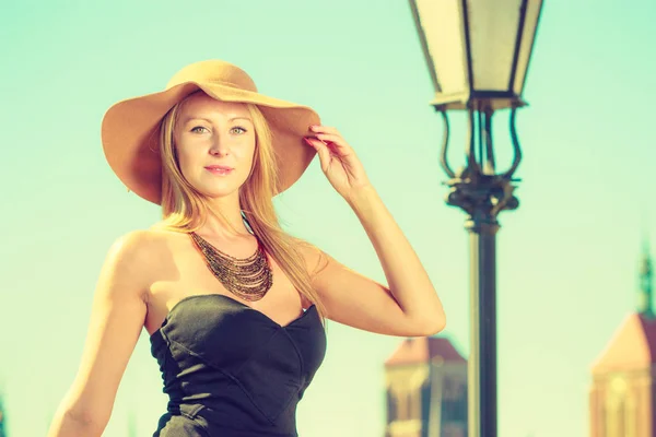 Retrato de mulher na moda usando grande chapéu de sol — Fotografia de Stock