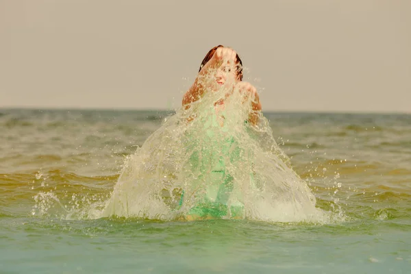 Roodharige vrouw spelen in water gedurende de zomermaanden — Stockfoto