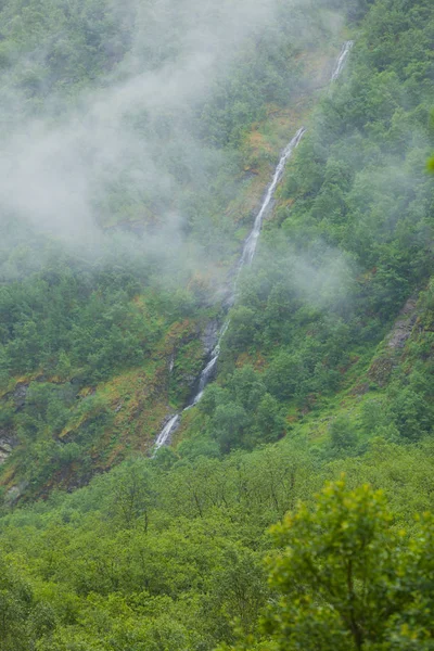 Cascade en montagne journée brumeuse, Norvège . — Photo