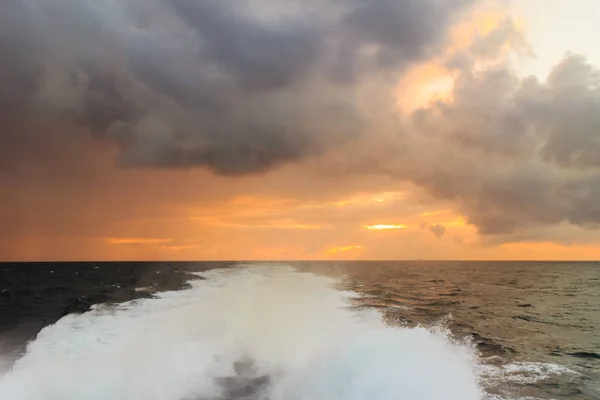 Seascape stormy sea horizon and kielwater — Stock Photo, Image