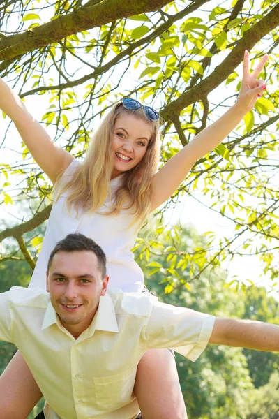 Feliz pareja teniendo una cita romántica en el parque — Foto de Stock