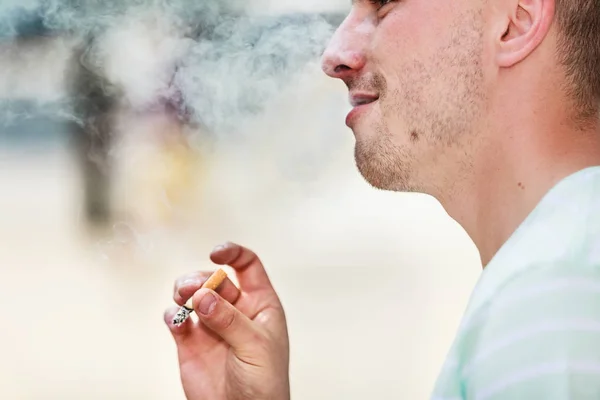 Uomo adulto fumare sigaretta al di fuori — Foto Stock