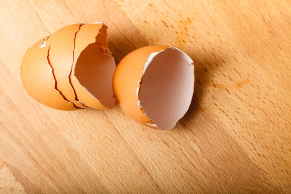 Detailed closeup of empty cracked eggshells — Stock Photo, Image