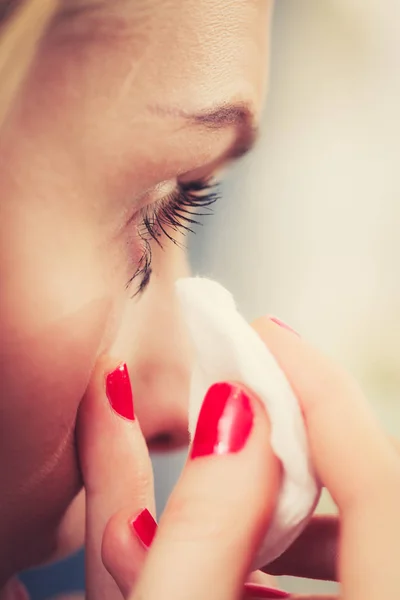 Donna che utilizza tampone di cotone per rimuovere il trucco — Foto Stock