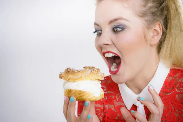 Γυναίκα που κρατά cupcake επιδόρπιο με κρέμα — Φωτογραφία Αρχείου