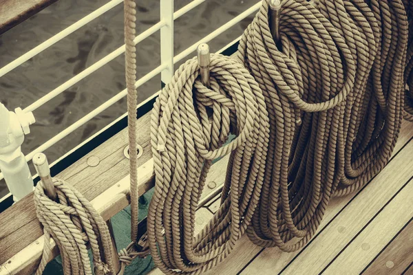 Ouderwetse haven marina zeilboot touwen — Stockfoto