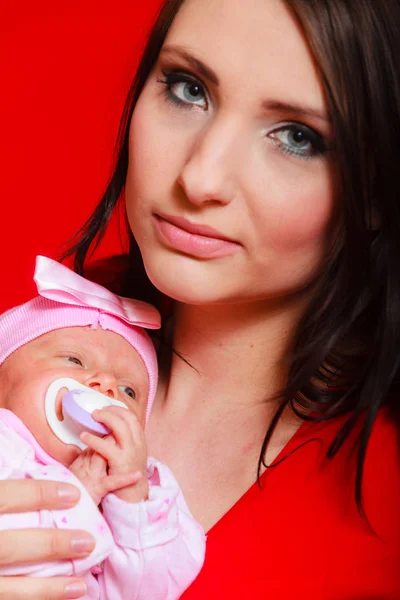 Pequeño bebé recién nacido acostado en el pecho de la madre —  Fotos de Stock
