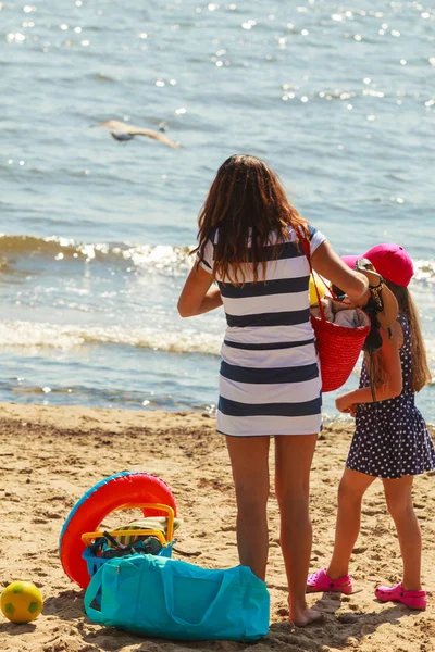 Madre e hija jugando en la playa . — Foto de Stock