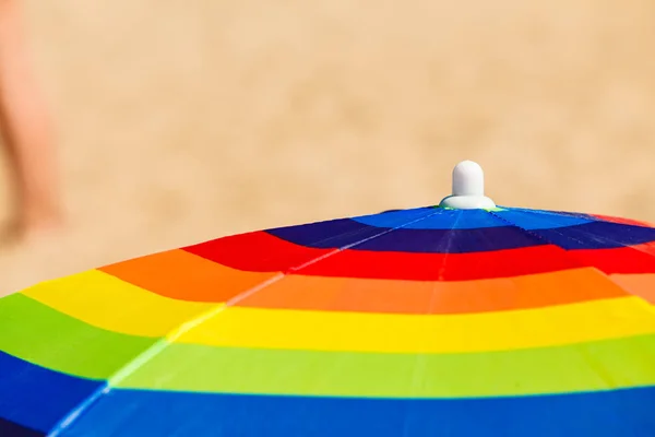 Paraguas de verano colorido sombrilla durante el verano — Foto de Stock
